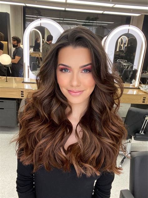 morena iluminada tons marrons  Salão Visage Hair Beauty · February 23, 2022 · Instagram ·